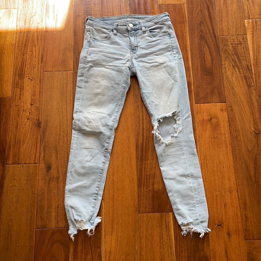 American Eagle women’s distressed jeans